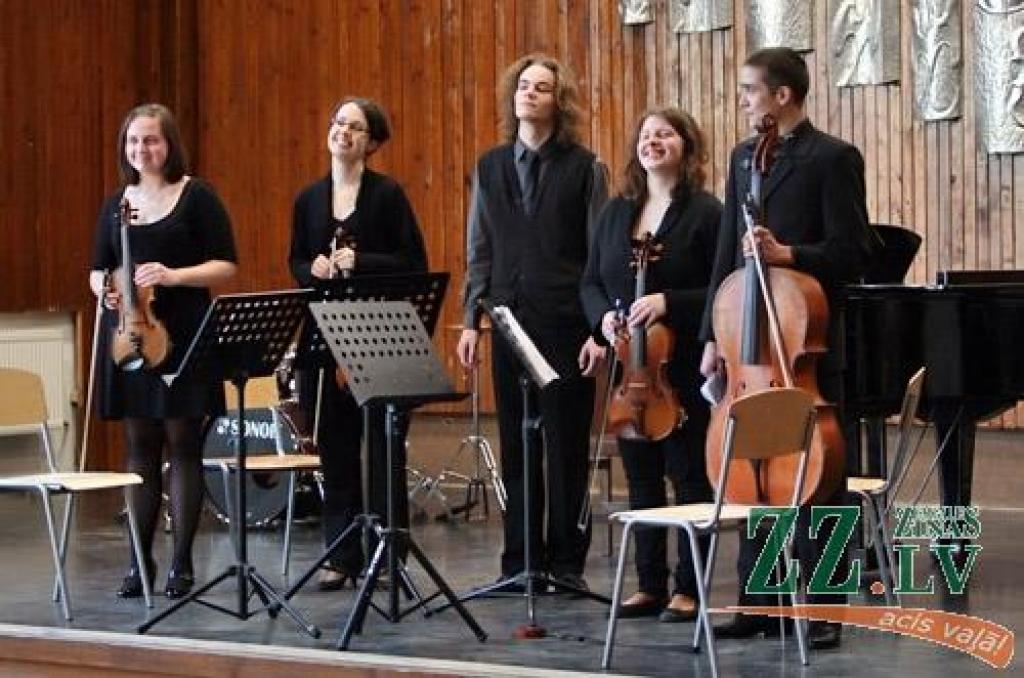 Turpinot ciklu «Skolai – 90», ceturtdienas vakarā Jelgavas Mūzikas vidusskolas koncertzālē skanēja mūzikas skolas izglītības programmas «Stīgu instrumenti – vijoļspēle» audzēkņu koncerts.
Piecu skolas vijoļspēles pedagogu (Larisas...
