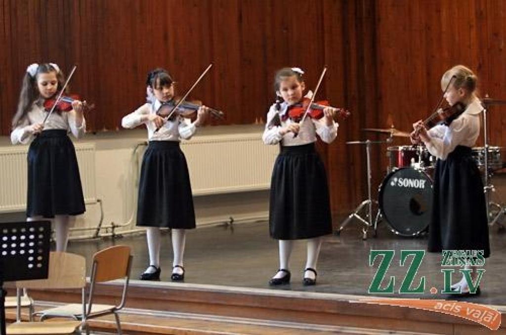 Turpinot ciklu «Skolai – 90», ceturtdienas vakarā Jelgavas Mūzikas vidusskolas koncertzālē skanēja mūzikas skolas izglītības programmas «Stīgu instrumenti – vijoļspēle» audzēkņu koncerts.
Piecu skolas vijoļspēles pedagogu (Larisas...