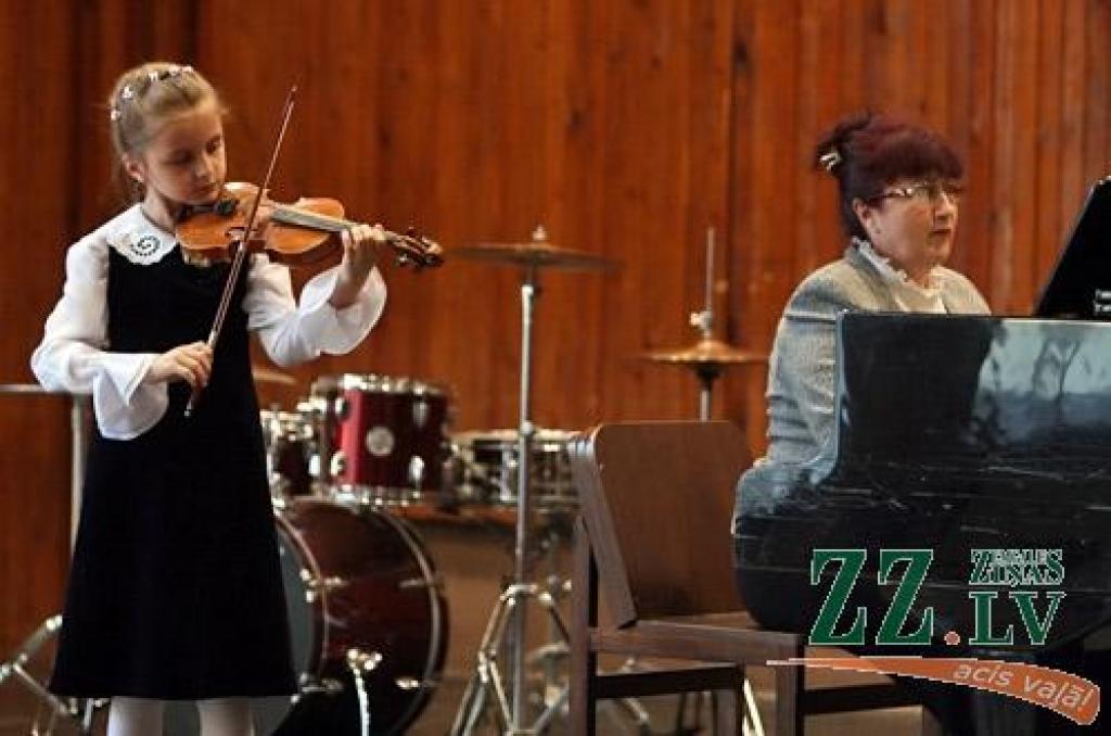 Turpinot ciklu «Skolai – 90», ceturtdienas vakarā Jelgavas Mūzikas vidusskolas koncertzālē skanēja mūzikas skolas izglītības programmas «Stīgu instrumenti – vijoļspēle» audzēkņu koncerts.
Piecu skolas vijoļspēles pedagogu (Larisas...