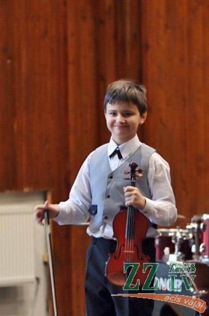 Turpinot ciklu «Skolai – 90», ceturtdienas vakarā Jelgavas Mūzikas vidusskolas koncertzālē skanēja mūzikas skolas izglītības programmas «Stīgu instrumenti – vijoļspēle» audzēkņu koncerts.
Piecu skolas vijoļspēles pedagogu (Larisas...