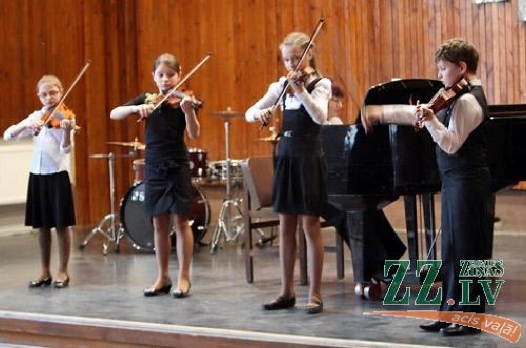 Turpinot ciklu «Skolai – 90», ceturtdienas vakarā Jelgavas Mūzikas vidusskolas koncertzālē skanēja mūzikas skolas izglītības programmas «Stīgu instrumenti – vijoļspēle» audzēkņu koncerts.
Piecu skolas vijoļspēles pedagogu (Larisas...