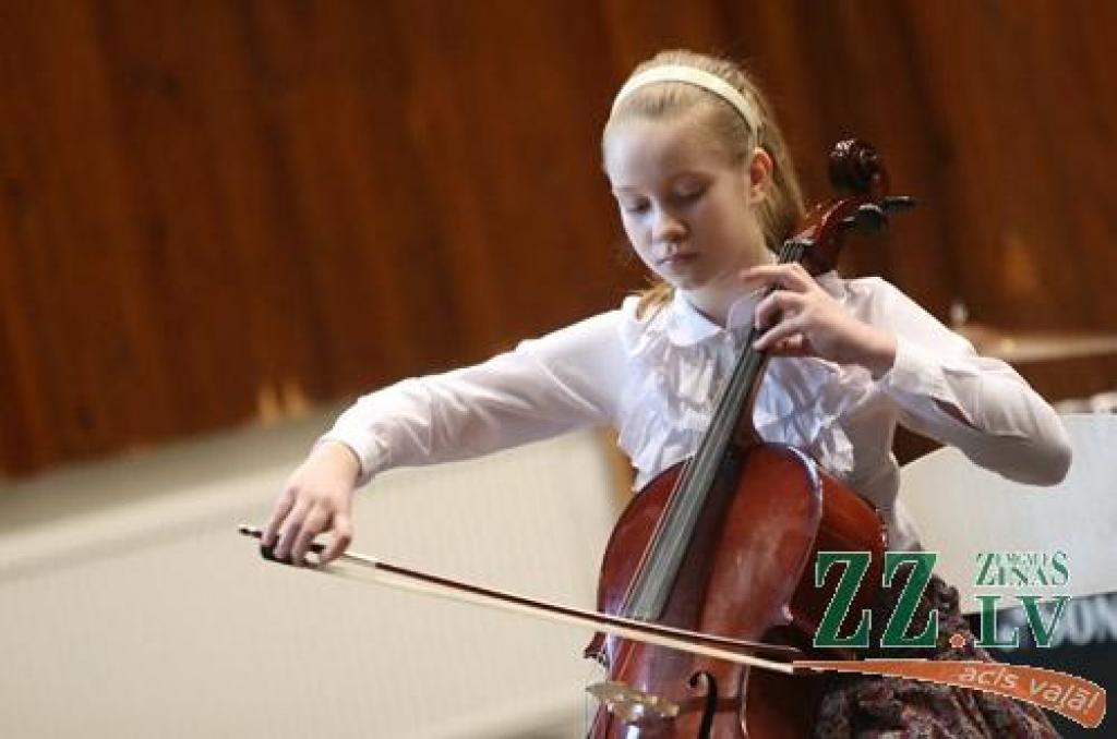 Turpinot ciklu «Skolai – 90», ceturtdienas vakarā Jelgavas Mūzikas vidusskolas koncertzālē skanēja mūzikas skolas izglītības programmas «Stīgu instrumenti – vijoļspēle» audzēkņu koncerts.
Piecu skolas vijoļspēles pedagogu (Larisas...
