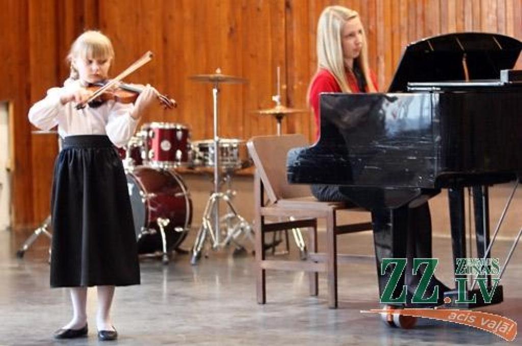 Turpinot ciklu «Skolai – 90», ceturtdienas vakarā Jelgavas Mūzikas vidusskolas koncertzālē skanēja mūzikas skolas izglītības programmas «Stīgu instrumenti – vijoļspēle» audzēkņu koncerts.
Piecu skolas vijoļspēles pedagogu (Larisas...