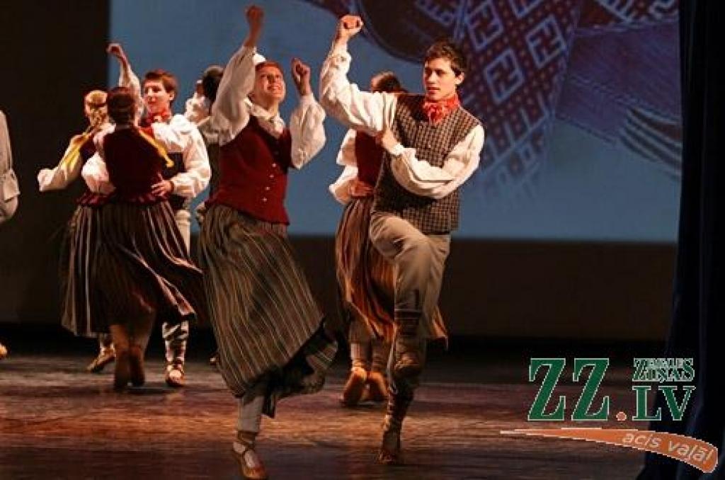 Ap piecsimt koristu, dejotāju, aktieru un orķestrantu no vienpadsmit Jelgavas skolu un Latvijas Lauksaimniecības universitātes mākslas kolektīviem uzstājās Latviešu biedrības rīkotajā koncertā «Latviešu valoda un kultūra cauri gadsimtiem»,...