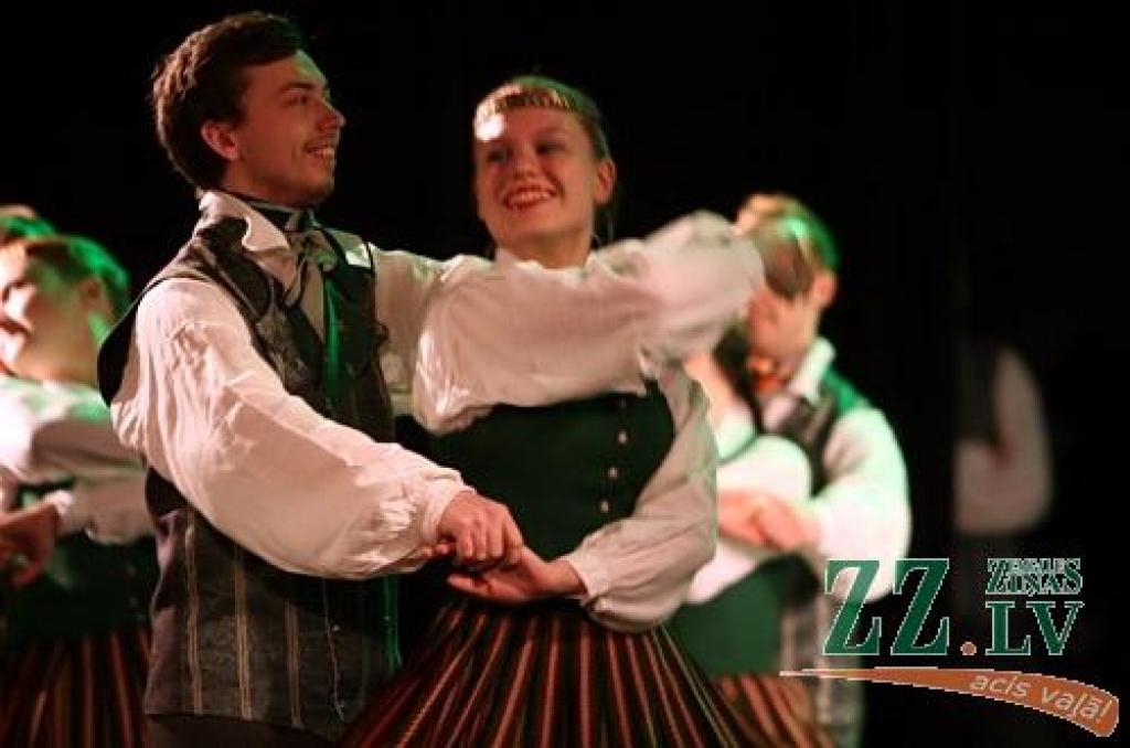Ap piecsimt koristu, dejotāju, aktieru un orķestrantu no vienpadsmit Jelgavas skolu un Latvijas Lauksaimniecības universitātes mākslas kolektīviem uzstājās Latviešu biedrības rīkotajā koncertā «Latviešu valoda un kultūra cauri gadsimtiem»,...