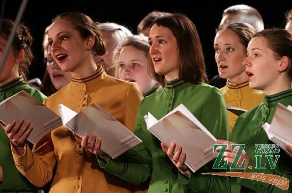 Ap piecsimt koristu, dejotāju, aktieru un orķestrantu no vienpadsmit Jelgavas skolu un Latvijas Lauksaimniecības universitātes mākslas kolektīviem uzstājās Latviešu biedrības rīkotajā koncertā «Latviešu valoda un kultūra cauri gadsimtiem»,...
