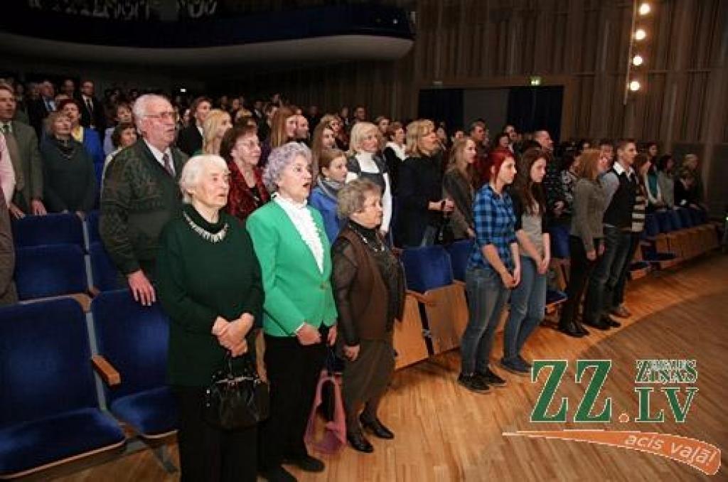 Ap piecsimt koristu, dejotāju, aktieru un orķestrantu no vienpadsmit Jelgavas skolu un Latvijas Lauksaimniecības universitātes mākslas kolektīviem uzstājās Latviešu biedrības rīkotajā koncertā «Latviešu valoda un kultūra cauri gadsimtiem»,...