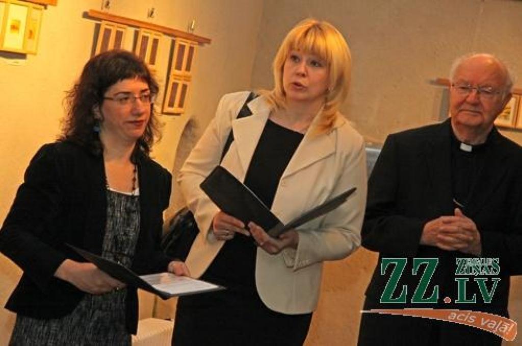 Jelgavas Sv. Trīsvienības baznīcas torņa izstāžu zālē no šodienas apskatāma Izraēlas valsts vēstniecības Latvijā un Lietuvā organizētā Izraēlas Miniatūru asociācijas mākslinieku ceļojošā izstāde «Bībele miniatūrās».
«Augstais kultūras...
