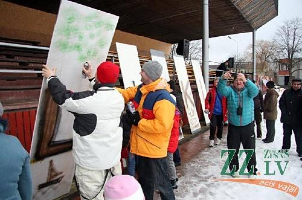 11.martā Ozolnieku novada iedzīvotāji satikās Ozolnieku Sporta centra stadionā, lai kopīgi teiktu atvadas ziemai. Neskatoties uz to, ka svētdien ziema bija nolēmusi atkāpties un pasākuma dalībniekus sagaidīja atkusnis, pozitīvo svētku...