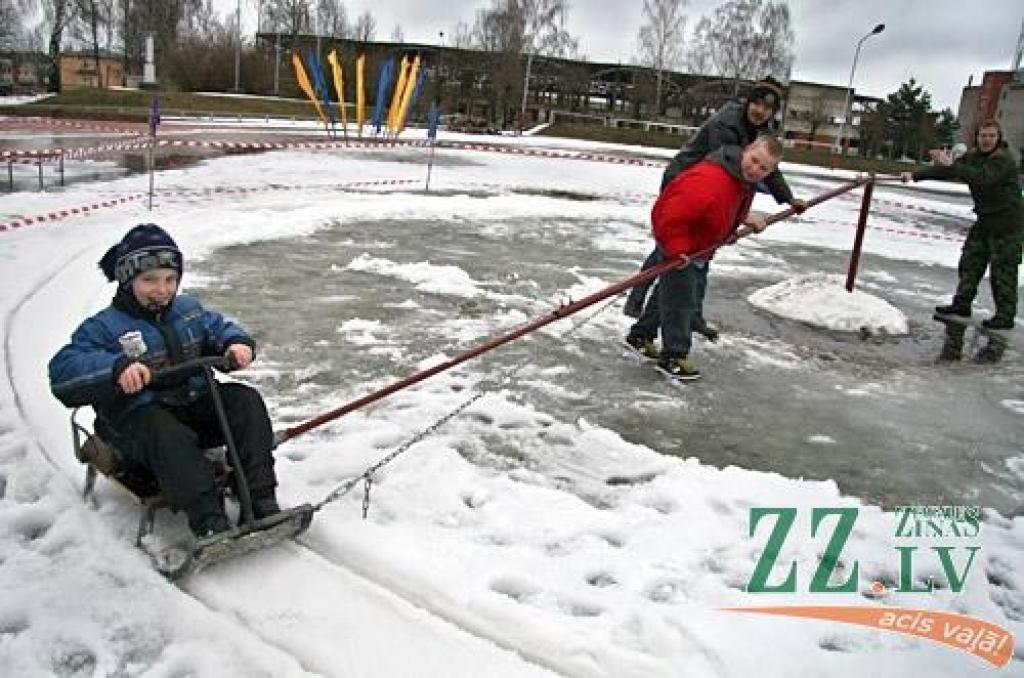 11.martā Ozolnieku novada iedzīvotāji satikās Ozolnieku Sporta centra stadionā, lai kopīgi teiktu atvadas ziemai. Neskatoties uz to, ka svētdien ziema bija nolēmusi atkāpties un pasākuma dalībniekus sagaidīja atkusnis, pozitīvo svētku...