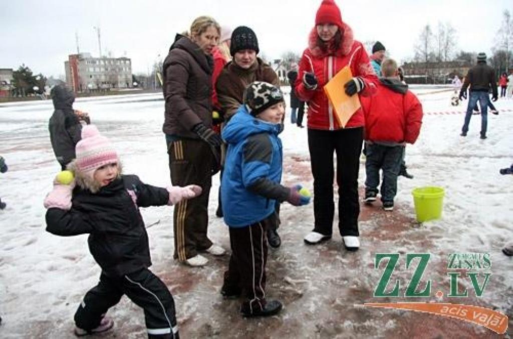 11.martā Ozolnieku novada iedzīvotāji satikās Ozolnieku Sporta centra stadionā, lai kopīgi teiktu atvadas ziemai. Neskatoties uz to, ka svētdien ziema bija nolēmusi atkāpties un pasākuma dalībniekus sagaidīja atkusnis, pozitīvo svētku...