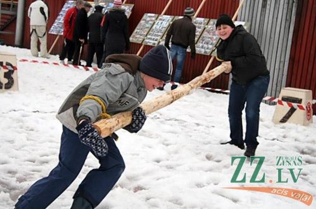 11.martā Ozolnieku novada iedzīvotāji satikās Ozolnieku Sporta centra stadionā, lai kopīgi teiktu atvadas ziemai. Neskatoties uz to, ka svētdien ziema bija nolēmusi atkāpties un pasākuma dalībniekus sagaidīja atkusnis, pozitīvo svētku...