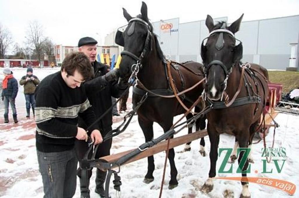 11.martā Ozolnieku novada iedzīvotāji satikās Ozolnieku Sporta centra stadionā, lai kopīgi teiktu atvadas ziemai. Neskatoties uz to, ka svētdien ziema bija nolēmusi atkāpties un pasākuma dalībniekus sagaidīja atkusnis, pozitīvo svētku...