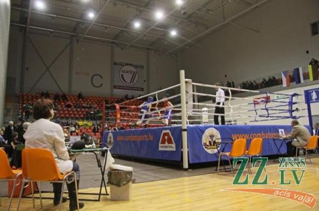 Piektdienas vakarā ar priekšsacīkstēm sākās Jelgavas atklātais čempionāts boksā, kas atšķirībā no vairākiem iepriekšējiem gadiem nu kļuvis par starptautiskām sacensībām – Zemgales Olimpiskā centra ringā devās bokseri no Čehijas, Igaunijas,...