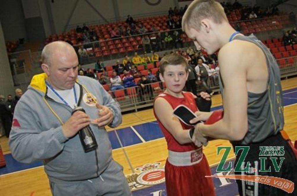 Piektdienas vakarā ar priekšsacīkstēm sākās Jelgavas atklātais čempionāts boksā, kas atšķirībā no vairākiem iepriekšējiem gadiem nu kļuvis par starptautiskām sacensībām – Zemgales Olimpiskā centra ringā devās bokseri no Čehijas, Igaunijas,...