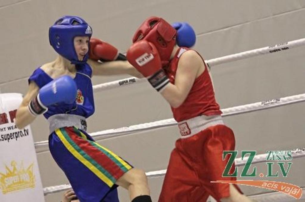 Piektdienas vakarā ar priekšsacīkstēm sākās Jelgavas atklātais čempionāts boksā, kas atšķirībā no vairākiem iepriekšējiem gadiem nu kļuvis par starptautiskām sacensībām – Zemgales Olimpiskā centra ringā devās bokseri no Čehijas, Igaunijas,...