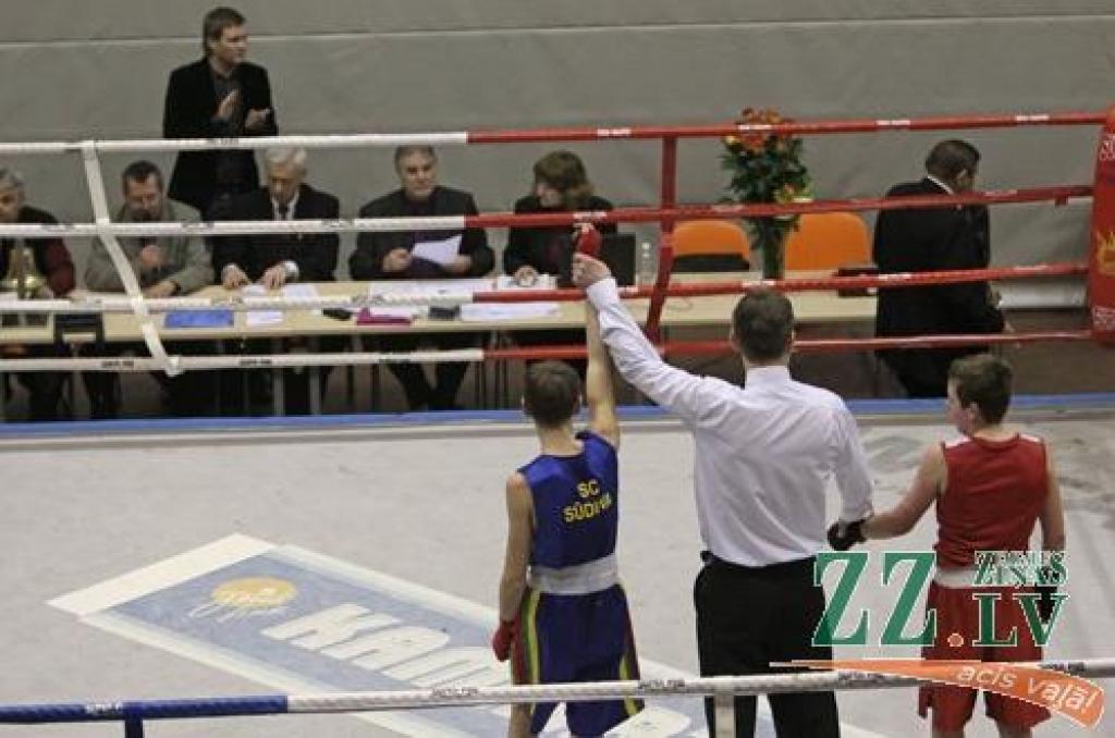 Piektdienas vakarā ar priekšsacīkstēm sākās Jelgavas atklātais čempionāts boksā, kas atšķirībā no vairākiem iepriekšējiem gadiem nu kļuvis par starptautiskām sacensībām – Zemgales Olimpiskā centra ringā devās bokseri no Čehijas, Igaunijas,...