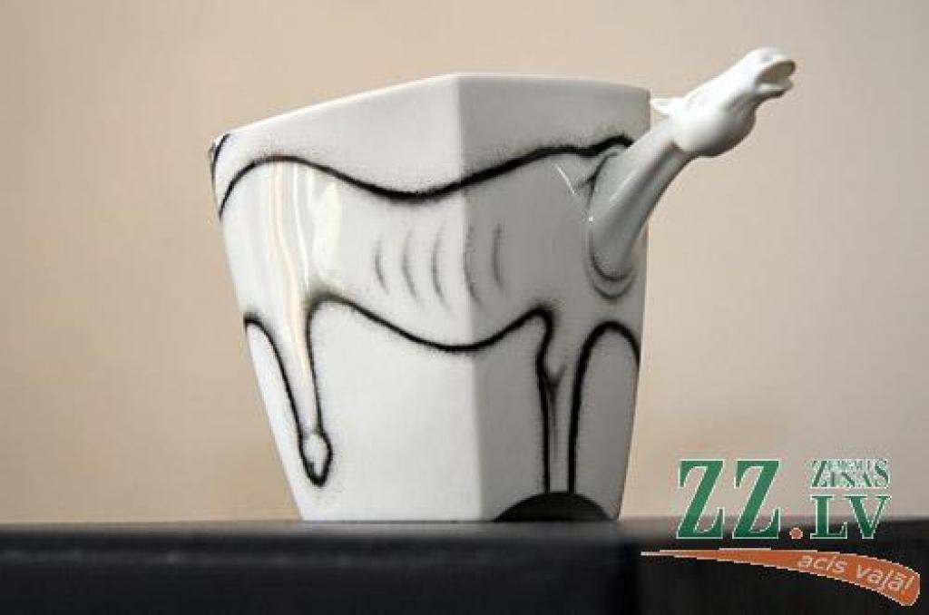 Visu gadu būdama visai cienīgi nopietna, pavasaros vecpilsētas galerija kļūst nedaudz valšķīgāka, un vai nu 8. marta, vai kāda cita ar daiļo dzimumu saistīta iemesla dēļ piedāvā erotiku mākslā, kas galerijā «Suņa taka» izpaužas kā izstāde...