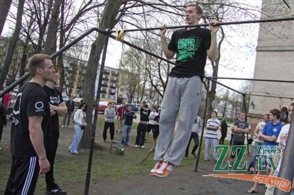 Lielāki un mazāki jelgavnieki 28.aprīlī labprāt piedalījās sacensībās un treniņos, ko organizēja Latvijas ielu vingrotāju sporta biedrība. Pasākuma laikā ielu vingrotāji ne tikai aicināja uz kopīgu vingrošanu, bet arī sniedza informāciju...