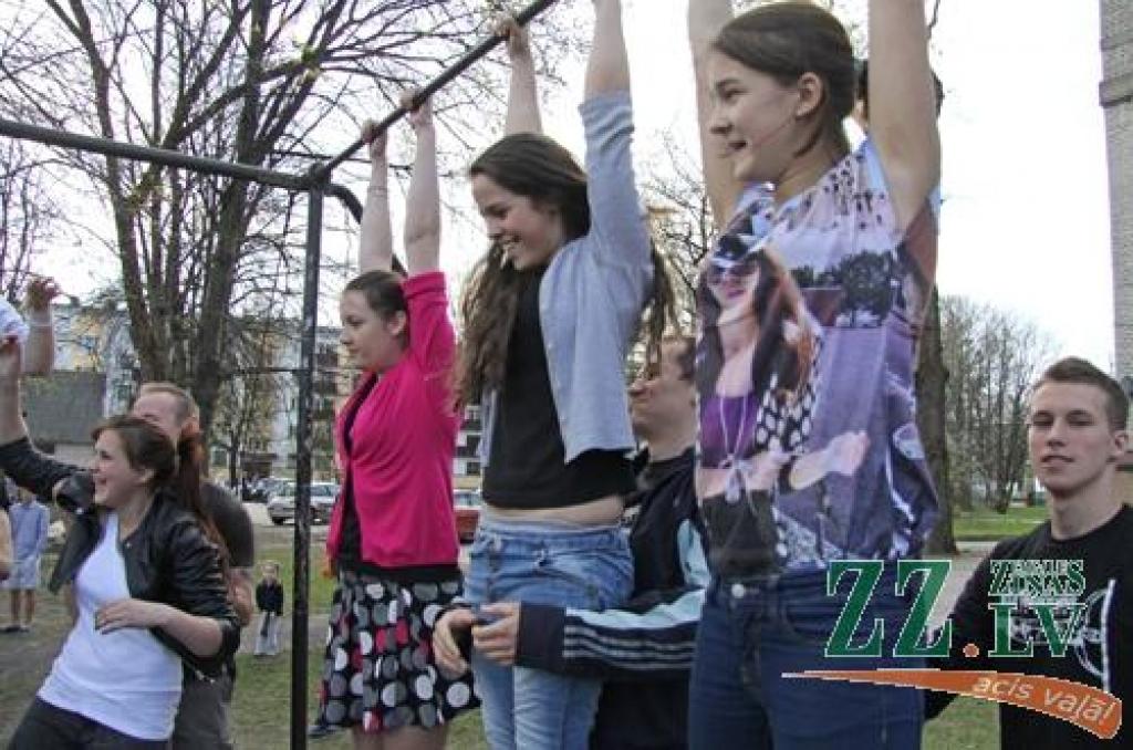 Lielāki un mazāki jelgavnieki 28.aprīlī labprāt piedalījās sacensībās un treniņos, ko organizēja Latvijas ielu vingrotāju sporta biedrība. Pasākuma laikā ielu vingrotāji ne tikai aicināja uz kopīgu vingrošanu, bet arī sniedza informāciju...