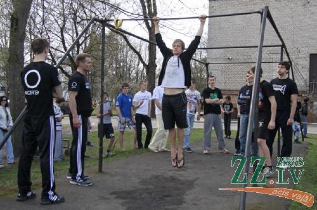Lielāki un mazāki jelgavnieki 28.aprīlī labprāt piedalījās sacensībās un treniņos, ko organizēja Latvijas ielu vingrotāju sporta biedrība. Pasākuma laikā ielu vingrotāji ne tikai aicināja uz kopīgu vingrošanu, bet arī sniedza informāciju...