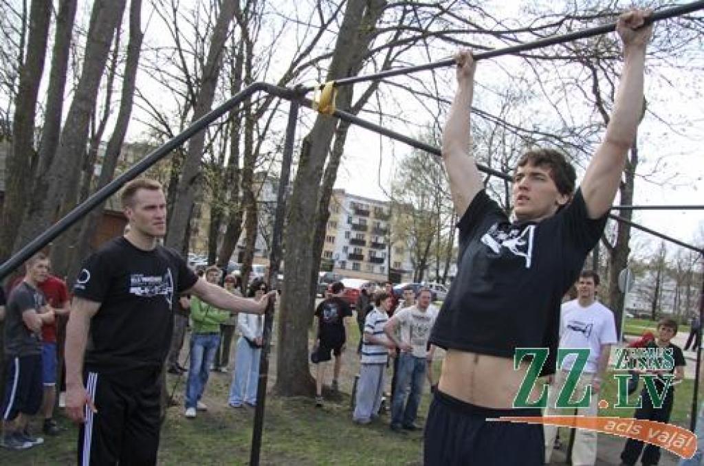 Lielāki un mazāki jelgavnieki 28.aprīlī labprāt piedalījās sacensībās un treniņos, ko organizēja Latvijas ielu vingrotāju sporta biedrība. Pasākuma laikā ielu vingrotāji ne tikai aicināja uz kopīgu vingrošanu, bet arī sniedza informāciju...