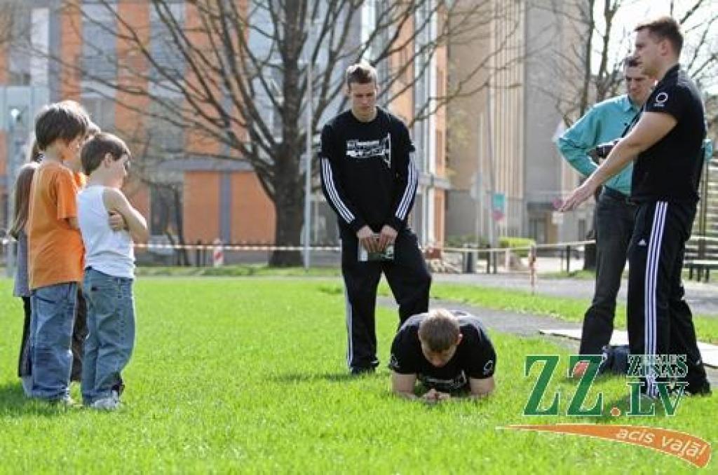 Lielāki un mazāki jelgavnieki 28.aprīlī labprāt piedalījās sacensībās un treniņos, ko organizēja Latvijas ielu vingrotāju sporta biedrība. Pasākuma laikā ielu vingrotāji ne tikai aicināja uz kopīgu vingrošanu, bet arī sniedza informāciju...