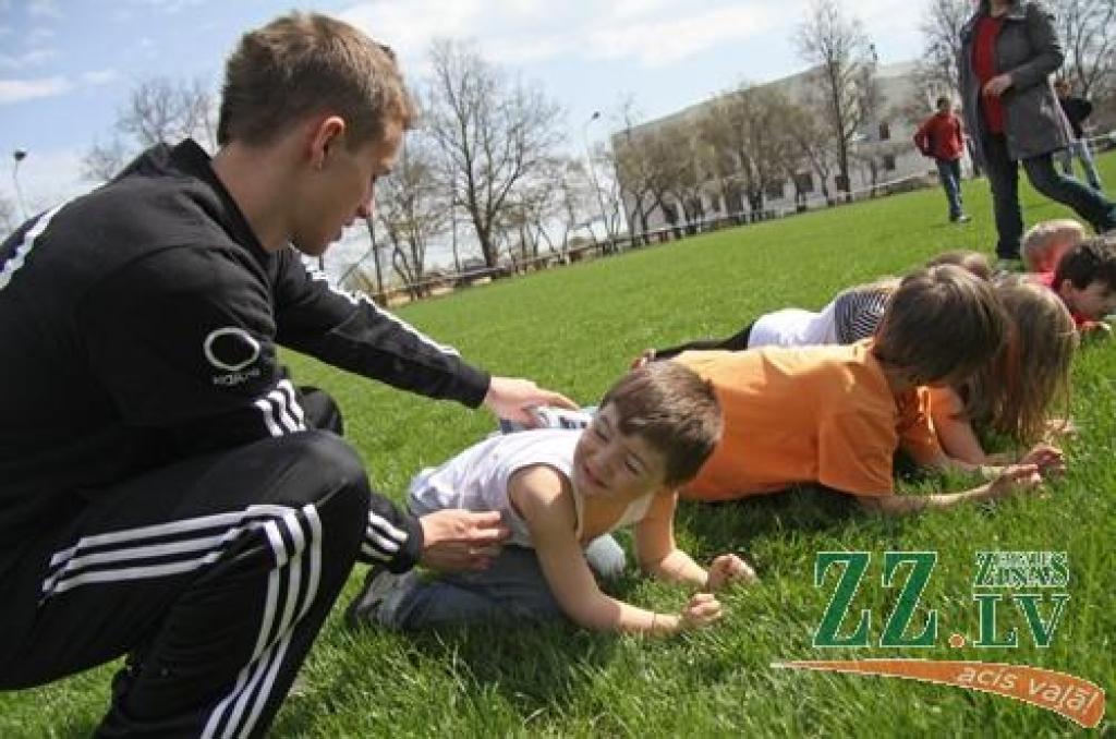 Lielāki un mazāki jelgavnieki 28.aprīlī labprāt piedalījās sacensībās un treniņos, ko organizēja Latvijas ielu vingrotāju sporta biedrība. Pasākuma laikā ielu vingrotāji ne tikai aicināja uz kopīgu vingrošanu, bet arī sniedza informāciju...