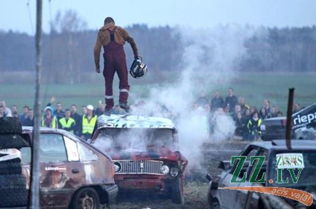 Dažādu marku auto 21.aprīļa vakarā piedalījās izdzīvošanas sacensībās, kas noslēdza «Mehu dienu 2012» pasākumus, kas Jelgavā un atpūtas un sporta kompleksā «Rullītis» turpinājās trīs dienas. 