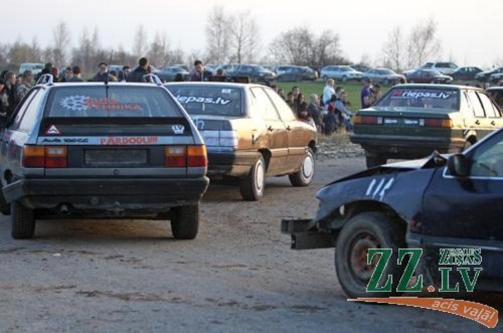 Dažādu marku auto 21.aprīļa vakarā piedalījās izdzīvošanas sacensībās, kas noslēdza «Mehu dienu 2012» pasākumus, kas Jelgavā un atpūtas un sporta kompleksā «Rullītis» turpinājās trīs dienas.