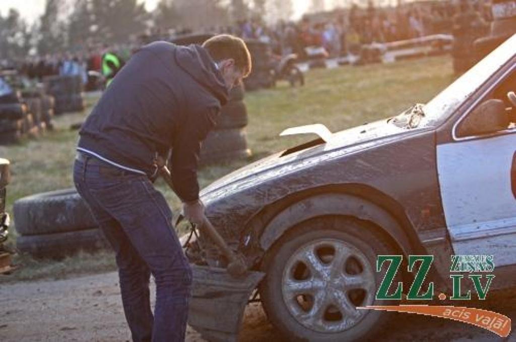 Dažādu marku auto 21.aprīļa vakarā piedalījās izdzīvošanas sacensībās, kas noslēdza «Mehu dienu 2012» pasākumus, kas Jelgavā un atpūtas un sporta kompleksā «Rullītis» turpinājās trīs dienas.