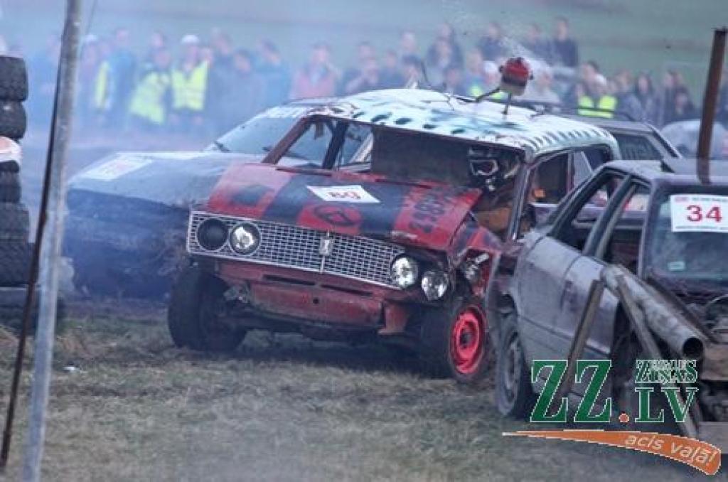 Dažādu marku auto 21.aprīļa vakarā piedalījās izdzīvošanas sacensībās, kas noslēdza «Mehu dienu 2012» pasākumus, kas Jelgavā un atpūtas un sporta kompleksā «Rullītis» turpinājās trīs dienas.
