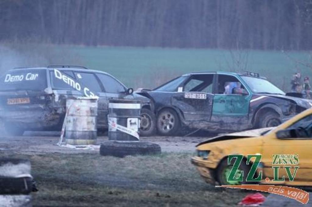 Dažādu marku auto 21.aprīļa vakarā piedalījās izdzīvošanas sacensībās, kas noslēdza «Mehu dienu 2012» pasākumus, kas Jelgavā un atpūtas un sporta kompleksā «Rullītis» turpinājās trīs dienas.