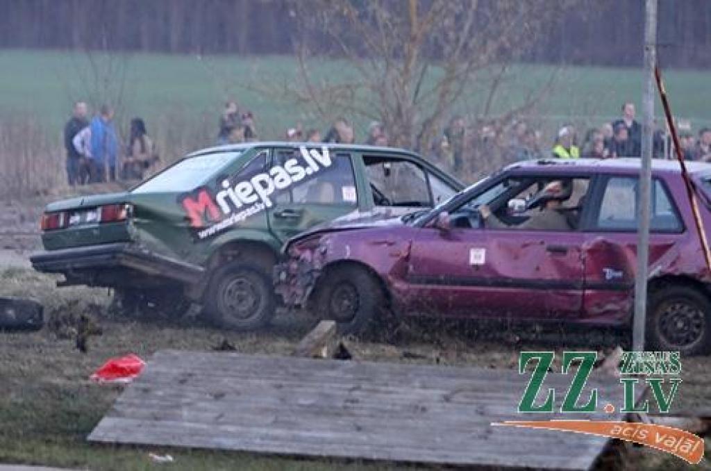 Dažādu marku auto 21.aprīļa vakarā piedalījās izdzīvošanas sacensībās, kas noslēdza «Mehu dienu 2012» pasākumus, kas Jelgavā un atpūtas un sporta kompleksā «Rullītis» turpinājās trīs dienas.