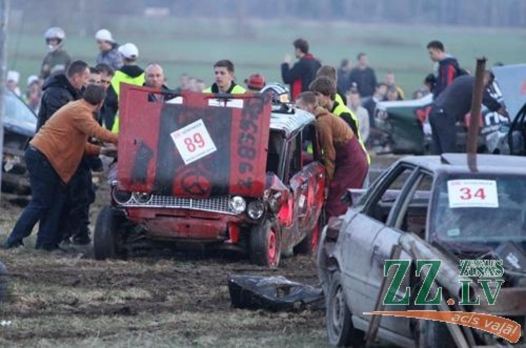 Dažādu marku auto 21.aprīļa vakarā piedalījās izdzīvošanas sacensībās, kas noslēdza «Mehu dienu 2012» pasākumus, kas Jelgavā un atpūtas un sporta kompleksā «Rullītis» turpinājās trīs dienas.