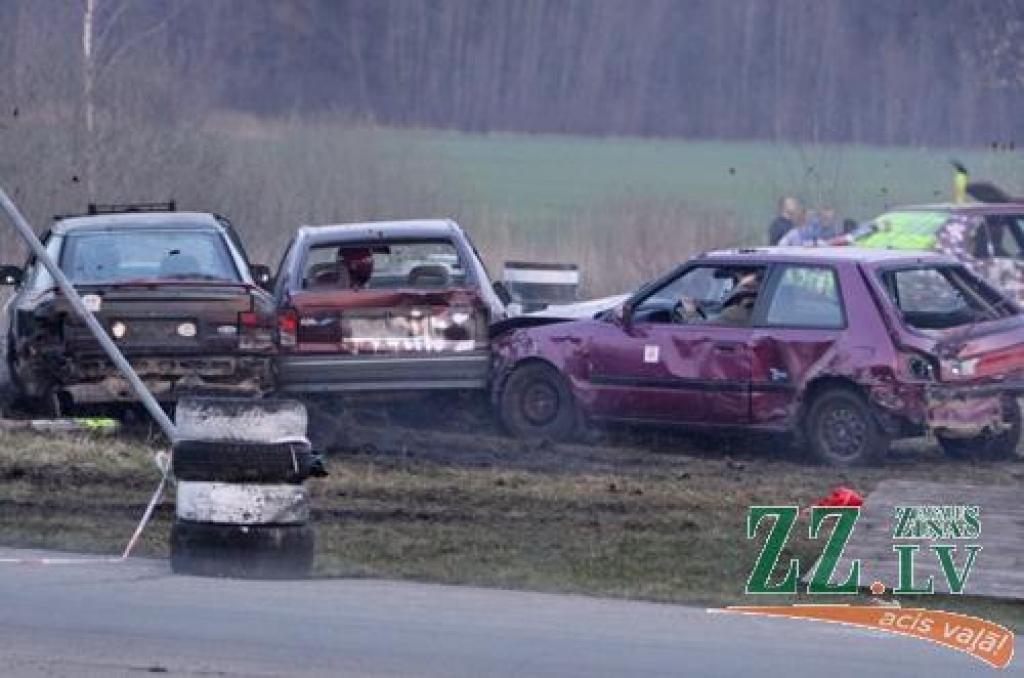 Dažādu marku auto 21.aprīļa vakarā piedalījās izdzīvošanas sacensībās, kas noslēdza «Mehu dienu 2012» pasākumus, kas Jelgavā un atpūtas un sporta kompleksā «Rullītis» turpinājās trīs dienas.