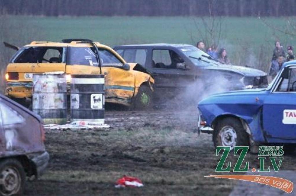 Dažādu marku auto 21.aprīļa vakarā piedalījās izdzīvošanas sacensībās, kas noslēdza «Mehu dienu 2012» pasākumus, kas Jelgavā un atpūtas un sporta kompleksā «Rullītis» turpinājās trīs dienas.