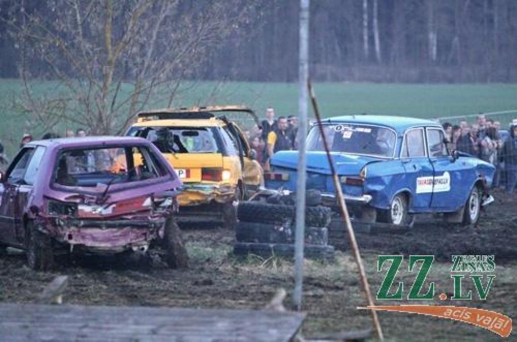 Dažādu marku auto 21.aprīļa vakarā piedalījās izdzīvošanas sacensībās, kas noslēdza «Mehu dienu 2012» pasākumus, kas Jelgavā un atpūtas un sporta kompleksā «Rullītis» turpinājās trīs dienas.