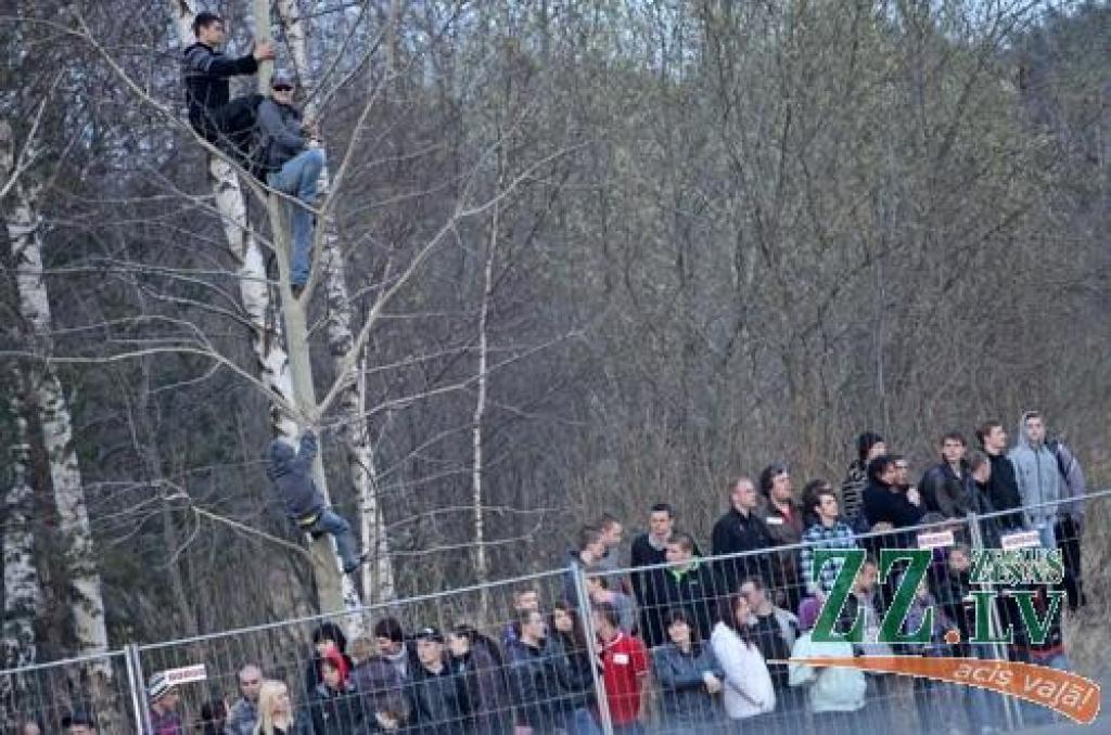 Dažādu marku auto 21.aprīļa vakarā piedalījās izdzīvošanas sacensībās, kas noslēdza «Mehu dienu 2012» pasākumus, kas Jelgavā un atpūtas un sporta kompleksā «Rullītis» turpinājās trīs dienas.