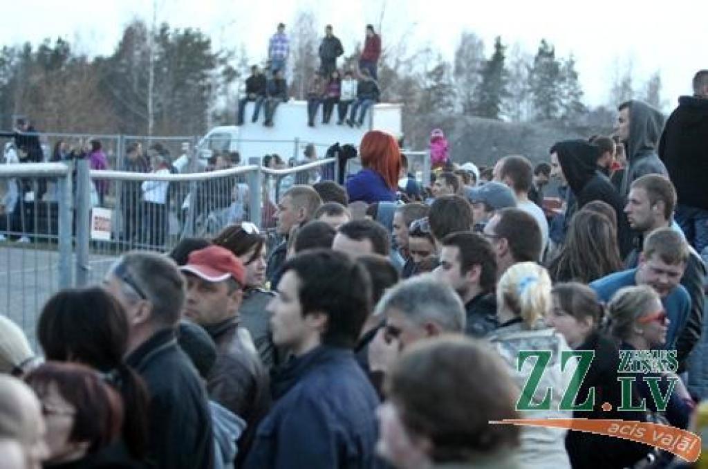 Dažādu marku auto 21.aprīļa vakarā piedalījās izdzīvošanas sacensībās, kas noslēdza «Mehu dienu 2012» pasākumus, kas Jelgavā un atpūtas un sporta kompleksā «Rullītis» turpinājās trīs dienas.