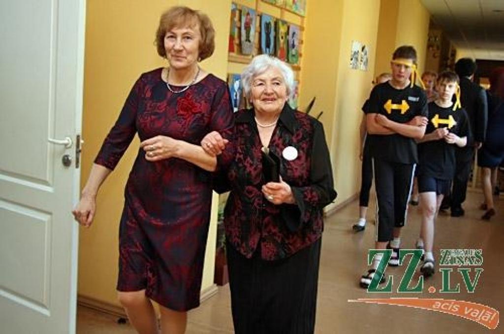 Vairāki simti pedagogu un absolventu sestdien pulcējās Jelgavas 1.Speciālās internātpamatskolas 50 gadu jubilejai veltītajā salidojumā.
Sirsnīgā atmosfērā tikās agrākie kolēģi, absolventi, bet tagadējie skolas audzēkņi sniedza koncertu....