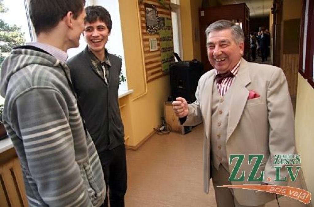 Vairāki simti pedagogu un absolventu sestdien pulcējās Jelgavas 1.Speciālās internātpamatskolas 50 gadu jubilejai veltītajā salidojumā.
Sirsnīgā atmosfērā tikās agrākie kolēģi, absolventi, bet tagadējie skolas audzēkņi sniedza koncertu....