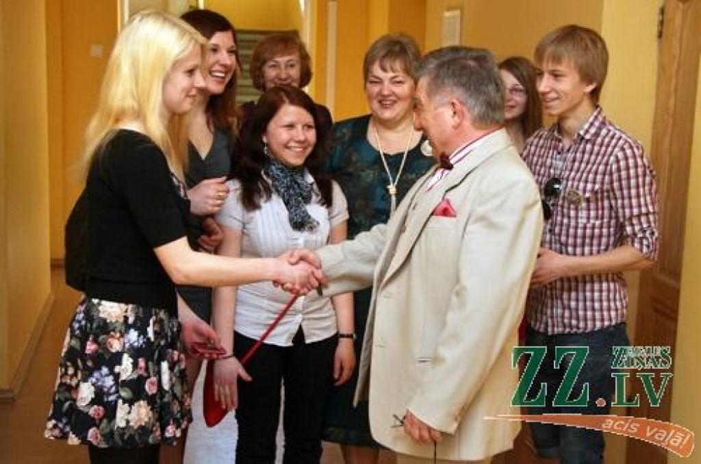 Vairāki simti pedagogu un absolventu sestdien pulcējās Jelgavas 1.Speciālās internātpamatskolas 50 gadu jubilejai veltītajā salidojumā.
Sirsnīgā atmosfērā tikās agrākie kolēģi, absolventi, bet tagadējie skolas audzēkņi sniedza koncertu....