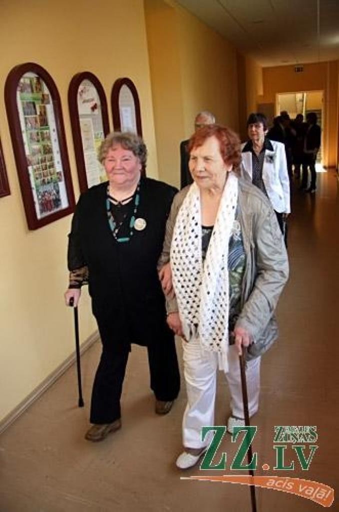 Vairāki simti pedagogu un absolventu sestdien pulcējās Jelgavas 1.Speciālās internātpamatskolas 50 gadu jubilejai veltītajā salidojumā.
Sirsnīgā atmosfērā tikās agrākie kolēģi, absolventi, bet tagadējie skolas audzēkņi sniedza koncertu....