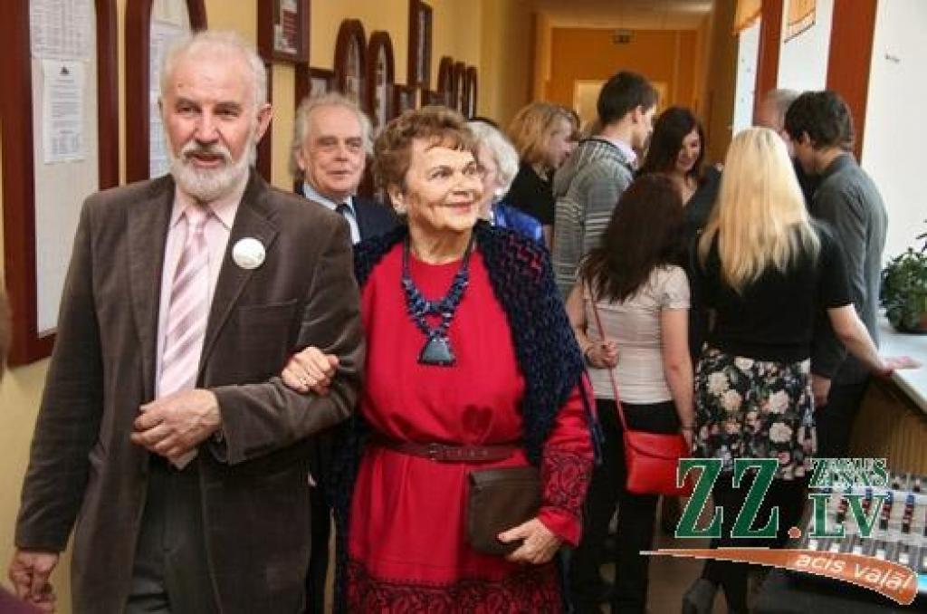 Vairāki simti pedagogu un absolventu sestdien pulcējās Jelgavas 1.Speciālās internātpamatskolas 50 gadu jubilejai veltītajā salidojumā.
Sirsnīgā atmosfērā tikās agrākie kolēģi, absolventi, bet tagadējie skolas audzēkņi sniedza koncertu....