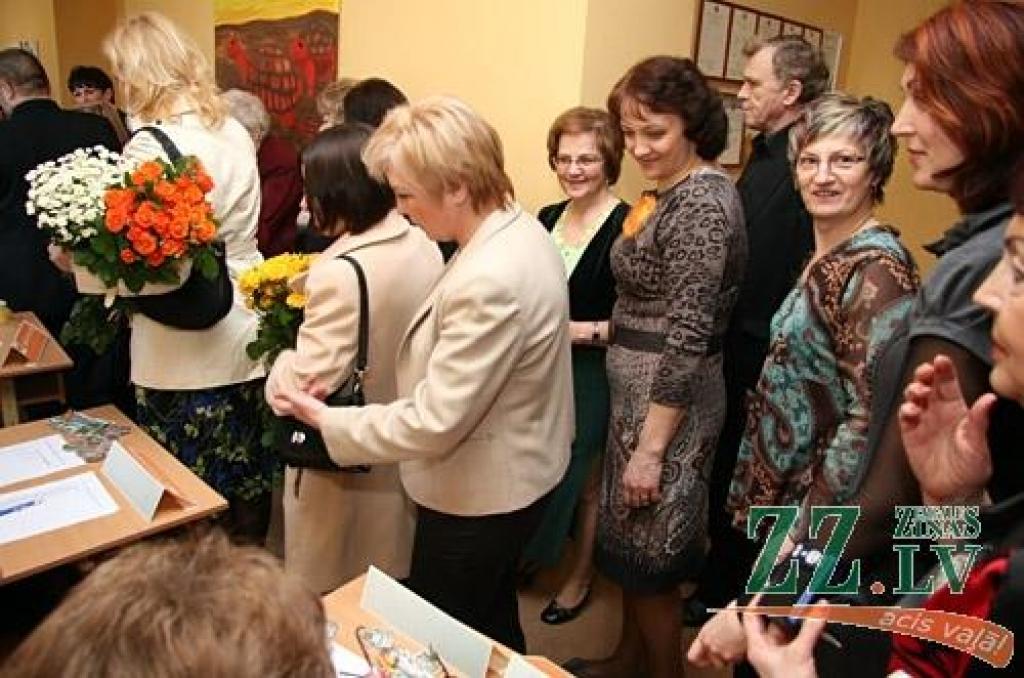 Vairāki simti pedagogu un absolventu sestdien pulcējās Jelgavas 1.Speciālās internātpamatskolas 50 gadu jubilejai veltītajā salidojumā.
Sirsnīgā atmosfērā tikās agrākie kolēģi, absolventi, bet tagadējie skolas audzēkņi sniedza koncertu....