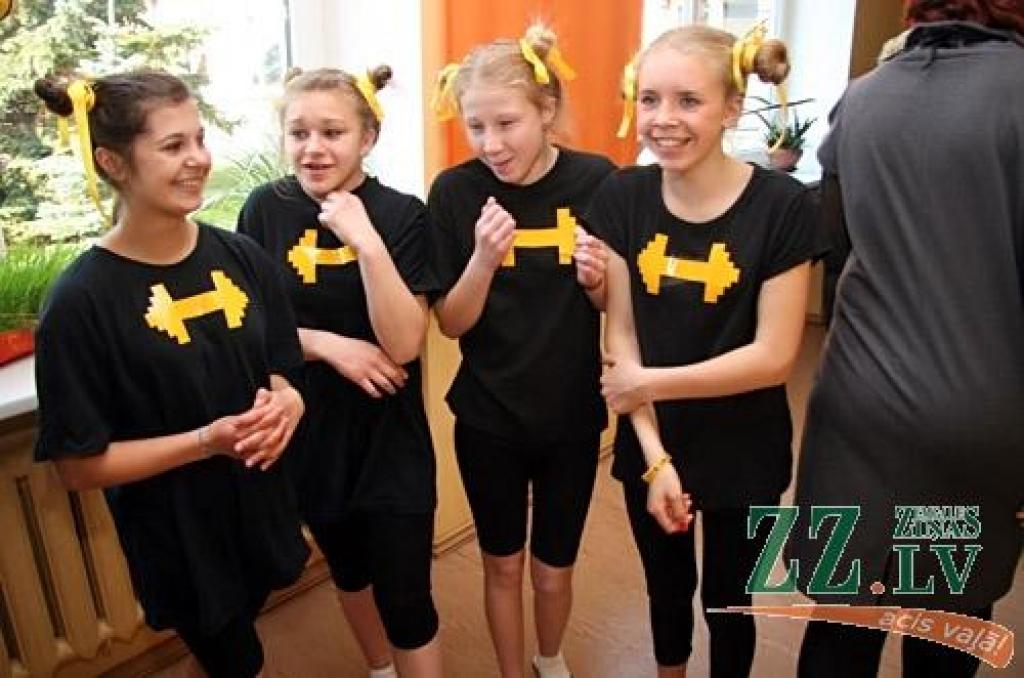 Vairāki simti pedagogu un absolventu sestdien pulcējās Jelgavas 1.Speciālās internātpamatskolas 50 gadu jubilejai veltītajā salidojumā.
Sirsnīgā atmosfērā tikās agrākie kolēģi, absolventi, bet tagadējie skolas audzēkņi sniedza koncertu....