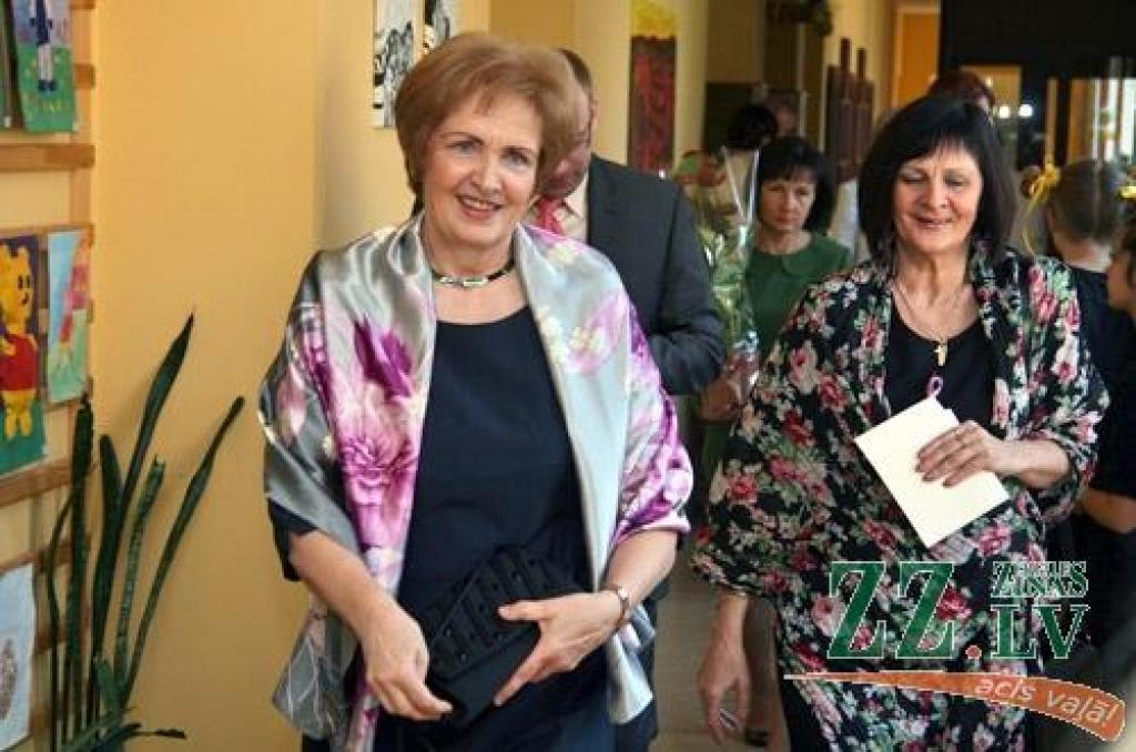 Vairāki simti pedagogu un absolventu sestdien pulcējās Jelgavas 1.Speciālās internātpamatskolas 50 gadu jubilejai veltītajā salidojumā.
Sirsnīgā atmosfērā tikās agrākie kolēģi, absolventi, bet tagadējie skolas audzēkņi sniedza koncertu....