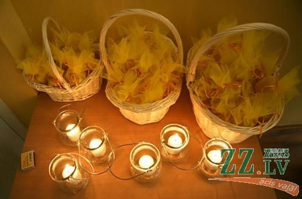 Vairāki simti pedagogu un absolventu sestdien pulcējās Jelgavas 1.Speciālās internātpamatskolas 50 gadu jubilejai veltītajā salidojumā.
Sirsnīgā atmosfērā tikās agrākie kolēģi, absolventi, bet tagadējie skolas audzēkņi sniedza koncertu....