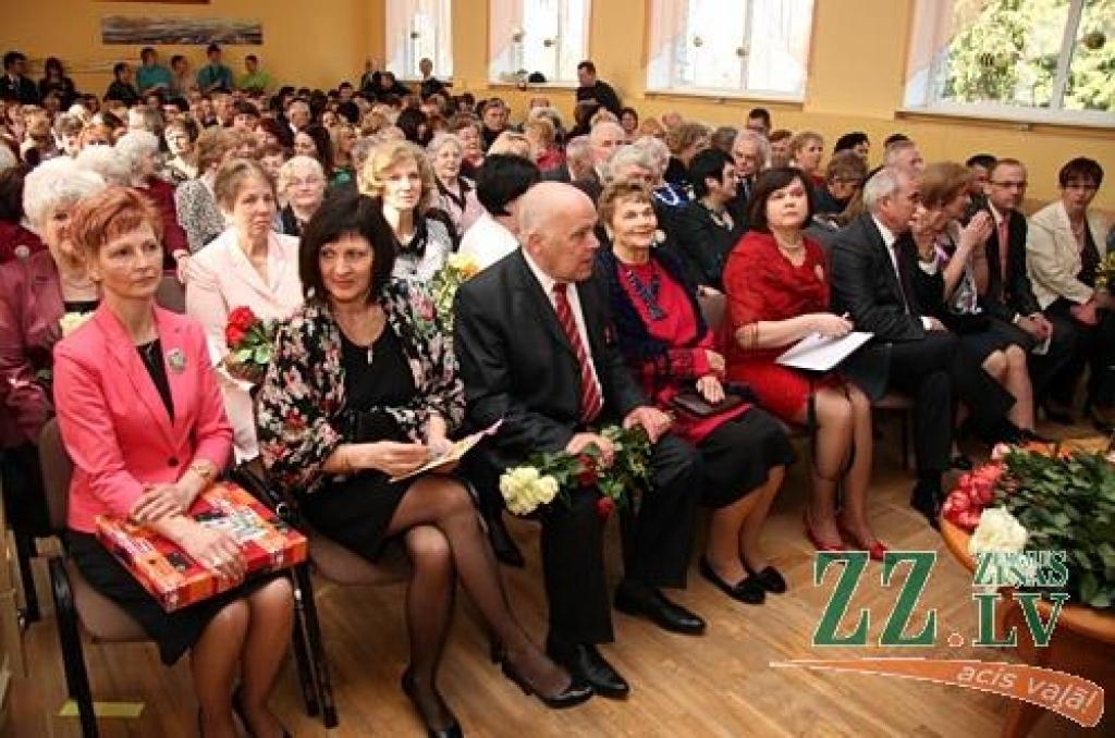 Vairāki simti pedagogu un absolventu sestdien pulcējās Jelgavas 1.Speciālās internātpamatskolas 50 gadu jubilejai veltītajā salidojumā.
Sirsnīgā atmosfērā tikās agrākie kolēģi, absolventi, bet tagadējie skolas audzēkņi sniedza koncertu....